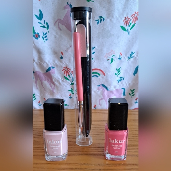 NIB Londontown Queen Of Hearts Galentine Manicure Tool Set w/ 2 Pink Nail Polish - Picture 2 of 4